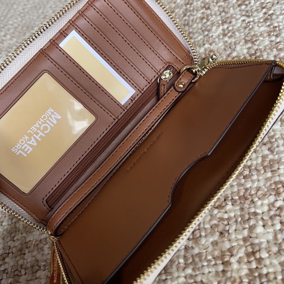 Michael Kors Jet Set Travel LG Flat MF Phone Case - Picture 2 of 16